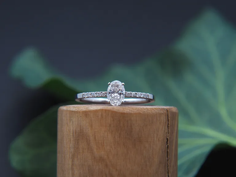 Weißgoldring mit ovalem Diamanten