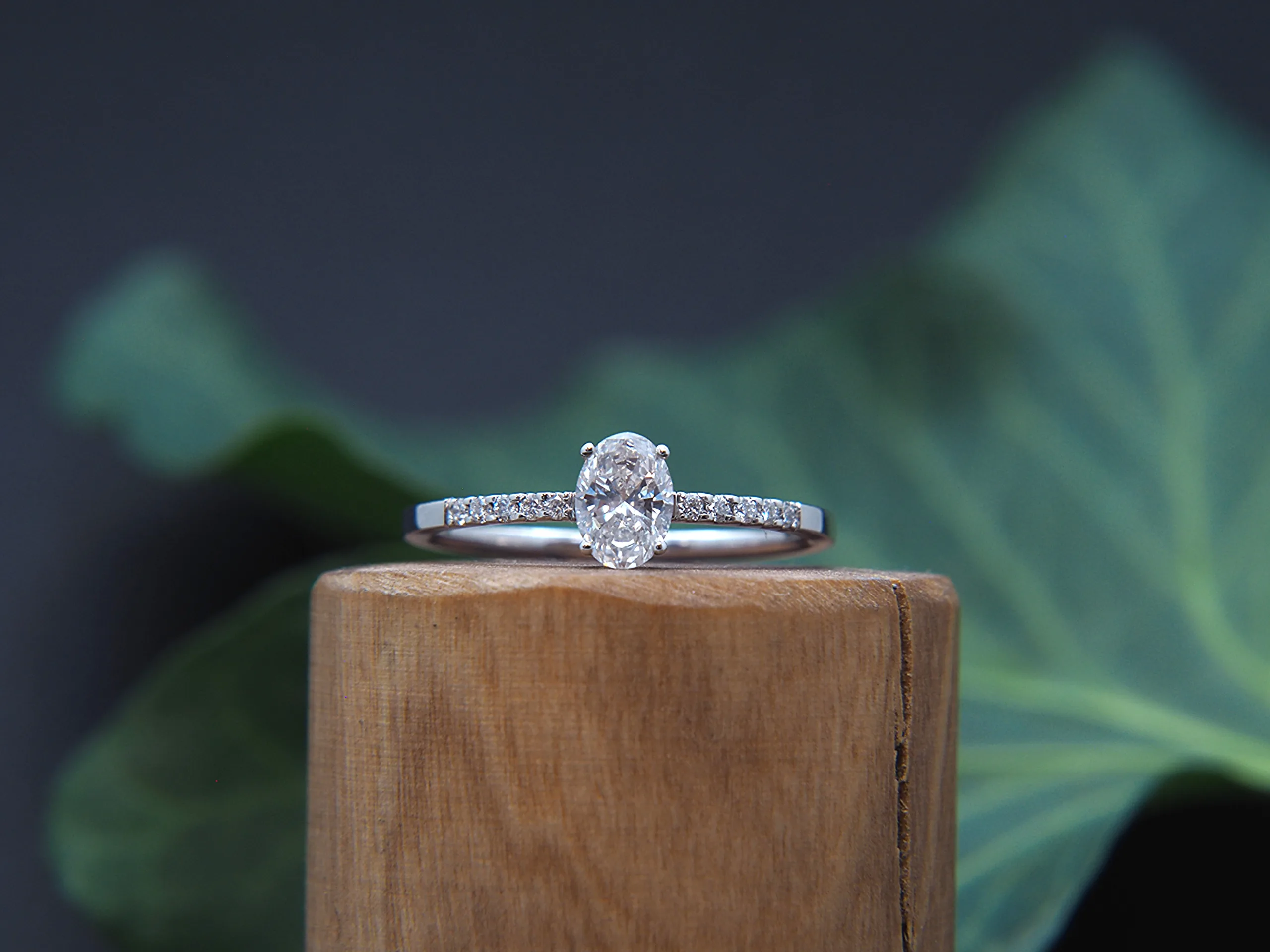 Weißgoldring mit ovalem Diamanten