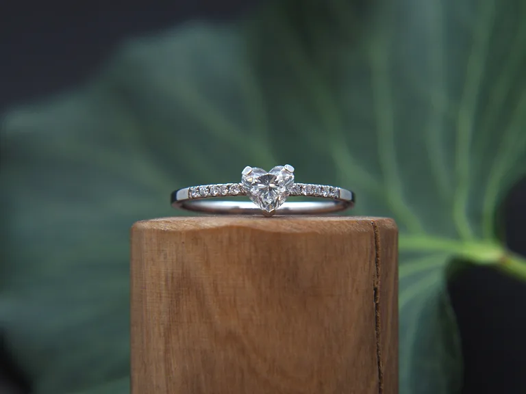 Weißgoldring mit herzförmigem Diamanten
